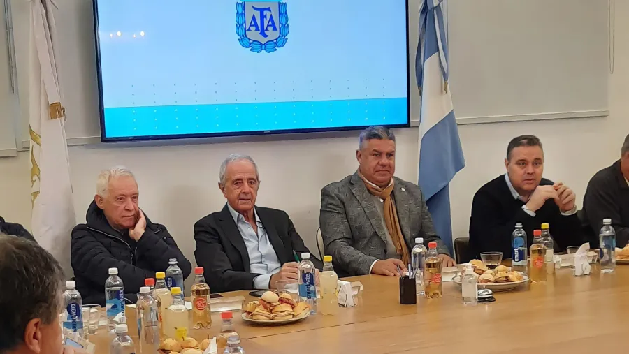 Crecen los rumores sobre la eliminación de descensos y este jueves habrá reunión en AFA Crecen los rumores sobre la eliminación de descensos y este jueves habrá reunión en AFA
