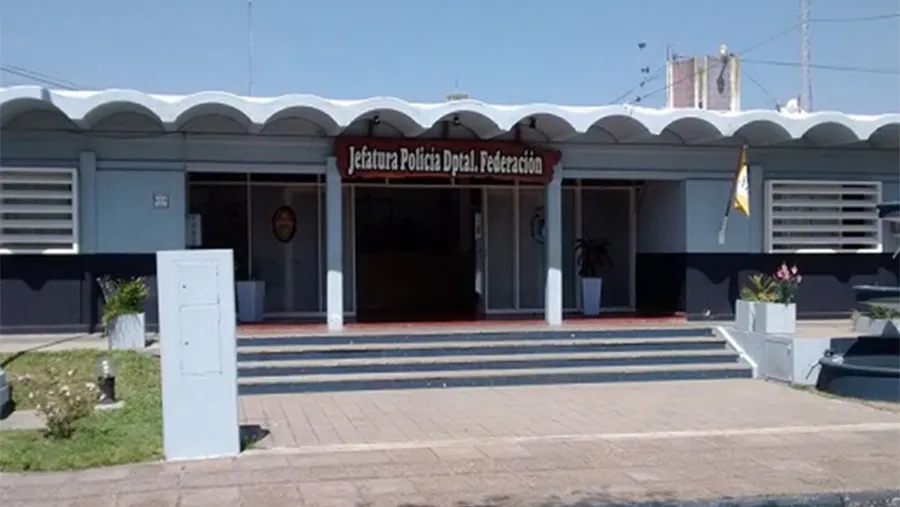 Se ordenó a pedido de la Fiscalía el arresto domiciliario por 30 días para los tres policías señalados por vejaciones en la Jefatura Departamental de Federación. Se ordenó a pedido de la Fiscalía el arresto domiciliario por 30 días para los tres policías señalados por vejaciones en la Jefatura Departamental de Federación.