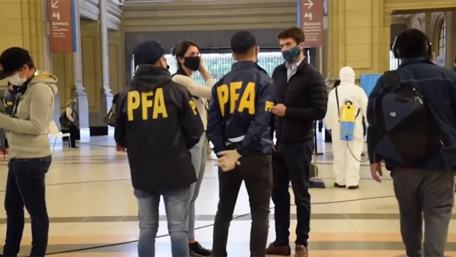 El Superintendente de Investigaciones Federales de la PFA dispuso cerrar hasta el lunes la Sala Principal de Operaciones y en toda la Fuerza habría ya registrados más de tres mil contagios de coronavirus. El Superintendente de Investigaciones Federales de la PFA dispuso cerrar hasta el lunes la Sala Principal de Operaciones y en toda la Fuerza habría ya registrados más de tres mil contagios de coronavirus.