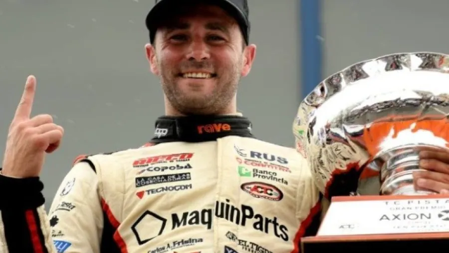 Federico Pérez El equipo del “Gurí” Martínez trabaja sobre la camioneta de Federico Pérez