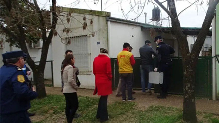 Personal policial realizó trabajos de rigor en la vivienda donde se produjo el femicidio en Villa Elisa.