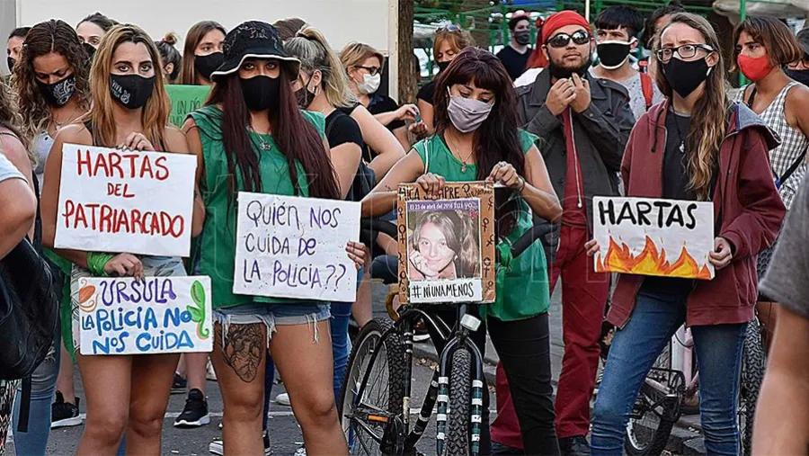 El cambio, urgente, es ahora. Hay hombres que, cada 30 horas, siguen matando mujeres. Muchas de ellas recurrieron a la justicia y no la encontraron. El cambio, urgente, es ahora. Hay hombres que, cada 30 horas, siguen matando mujeres. Muchas de ellas recurrieron a la justicia y no la encontraron.