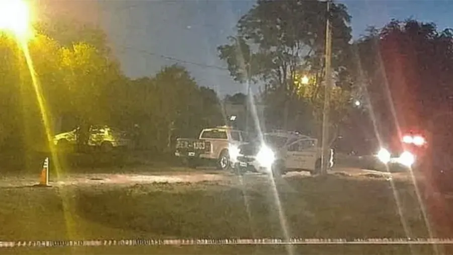 El cuerpo de la joven mujer apareció en un baldío. Tenía un golpe en la cabeza, por lo cual se trataría de un femicidio. El cuerpo de la joven mujer apareció en un baldío. Tenía un golpe en la cabeza, por lo cual se trataría de un femicidio.