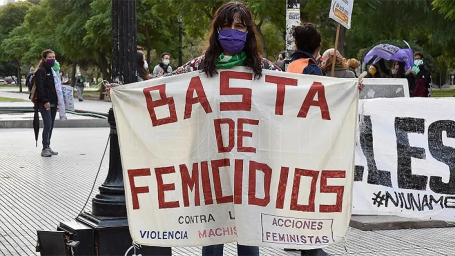 Hubo 279 femicidios de mujeres y niñas desde que comenzó el aislamiento por la pandemia. También se produjeron ocho transfemicidios y 20 femicidios vinculados de varones adultos y niños. Hubo 279 femicidios de mujeres y niñas desde que comenzó el aislamiento por la pandemia. También se produjeron ocho transfemicidios y 20 femicidios vinculados de varones adultos y niños.