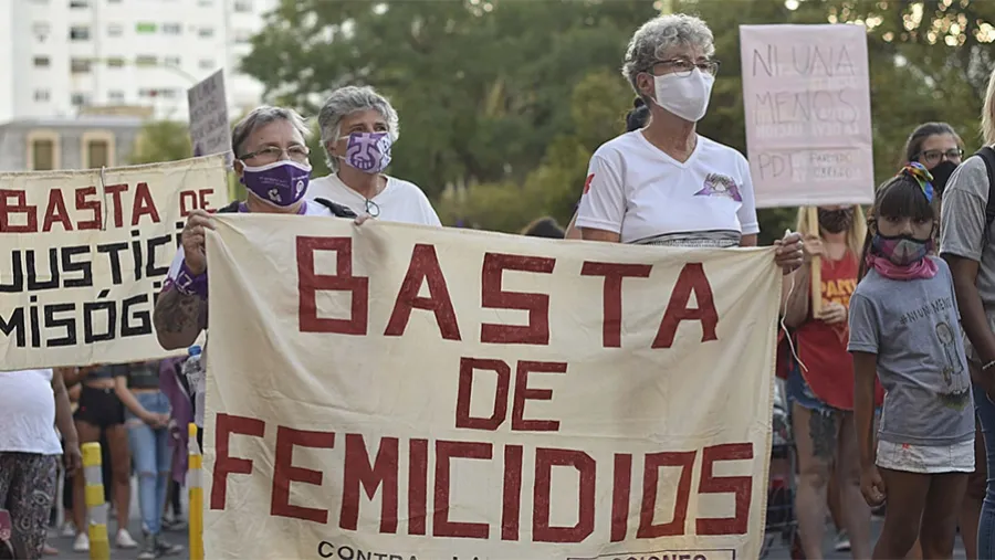 La CSJN dio a conocer que se registraron 251 víctimas directas de femicidios durante el 2020. Es decir, que hubo un promedio de una mujer asesinada cada 35 horas. La CSJN dio a conocer que se registraron 251 víctimas directas de femicidios durante el 2020. Es decir, que hubo un promedio de una mujer asesinada cada 35 horas.