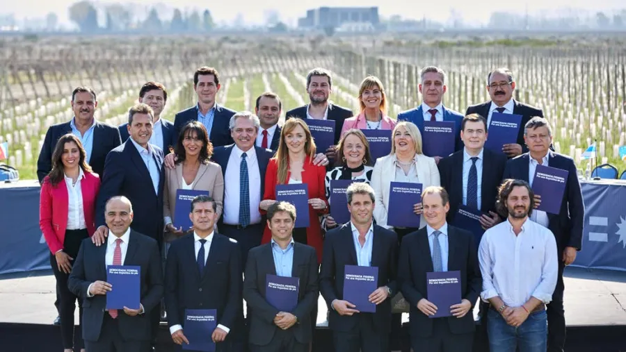 Alberto Fernández junto a gobernadores y candidatos del Frente de Todos Alberto Fernández junto a gobernadores y candidatos del Frente de Todos