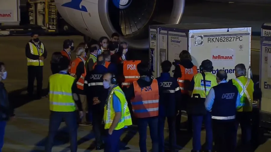 El Presidente recibió en Ezeiza al vuelo que trajo 800 mil vacunas desde China El Presidente recibió en Ezeiza al vuelo que trajo 800 mil vacunas desde China