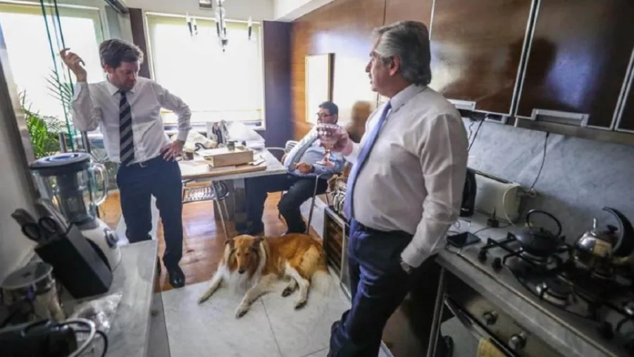 El mandatario junto a su vocero Juan Pablo Biondi, su perro Dylan y, en el fondo, su amigo Daniel Rodríguez.