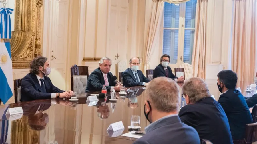 Fernández con dirigentes de la banca Fernández con dirigentes de la banca