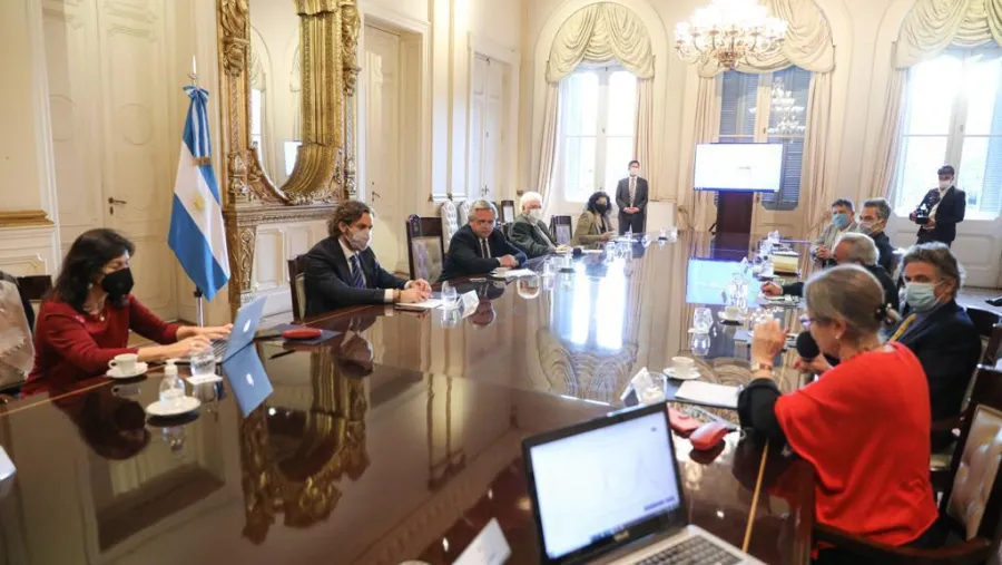 Alberto Fernández con expertos Covid