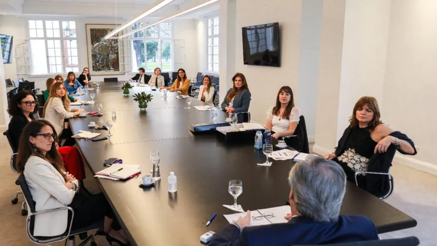 Fernández con mujeres empresarias y funcionarias Fernández con mujeres empresarias y funcionarias