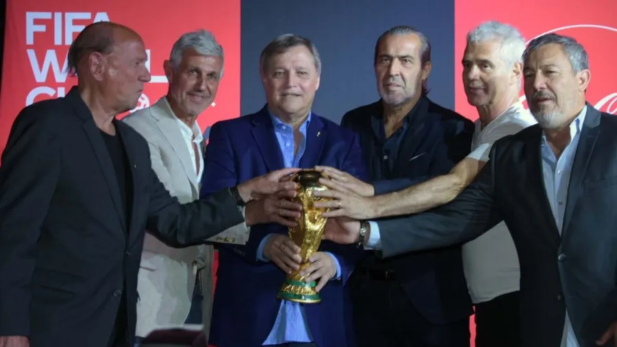 La Copa del Mundo llegó a la Argentina y seis campeones volvieron a levantarla