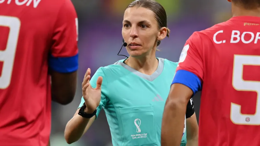 Histórico: Stéphanie Frappart es la primera mujer en arbitrar partido masculino de Mundial