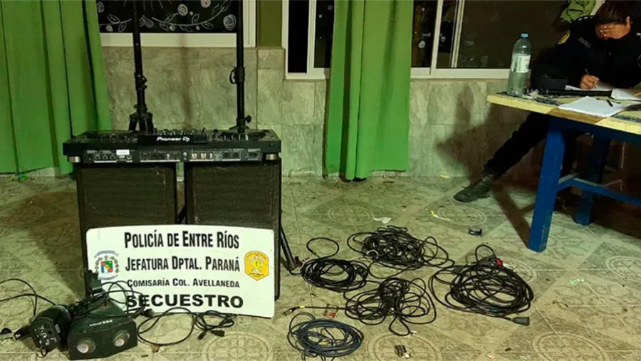 Además de desarticular las fiestas clandestinas, se secuestran bebidas alcohólicas y equipos de sonidos. Pero se desconoce si los notificados luego son sancionados. Además de desarticular las fiestas clandestinas, se secuestran bebidas alcohólicas y equipos de sonidos. Pero se desconoce si los notificados luego son sancionados.