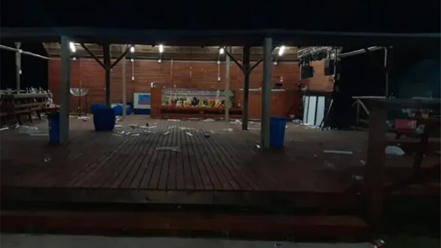 Tenían luces, parlantes y demás elementos de sonido. Intervino la Policía, Habilitaciones municipal y la Fiscalía Federal de Paraná. Tenían luces, parlantes y demás elementos de sonido. Intervino la Policía, Habilitaciones municipal y la Fiscalía Federal de Paraná.