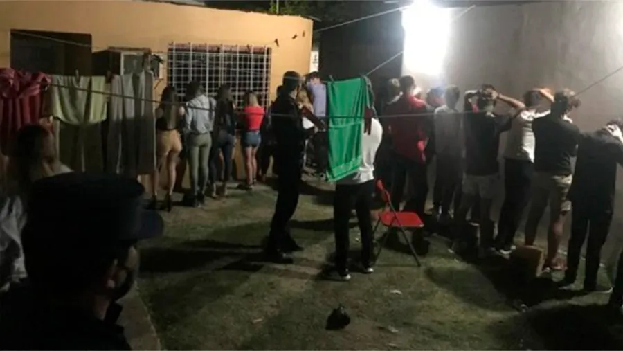 Más de 35 jóvenes participaron de una fiesta clandestina en Chajarí. Más de 35 jóvenes participaron de una fiesta clandestina en Chajarí.