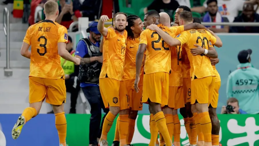 Países Bajos venció a Senegal sobre el final e igualó la línea de Ecuador en el Grupo A