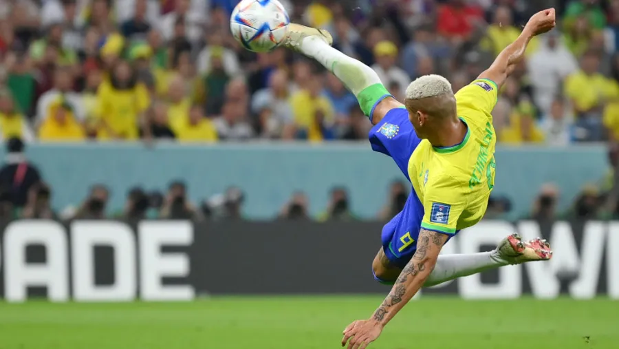 Dos goles de Richarlison le dieron a Brasil una sólida victoria en su estreno ante Serbia
