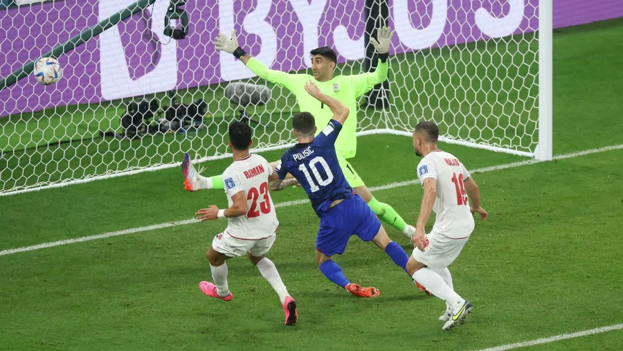 Fútbol: Estados Unidos logró una ajustada victoria ante Irán y enfrentará a Países Bajos