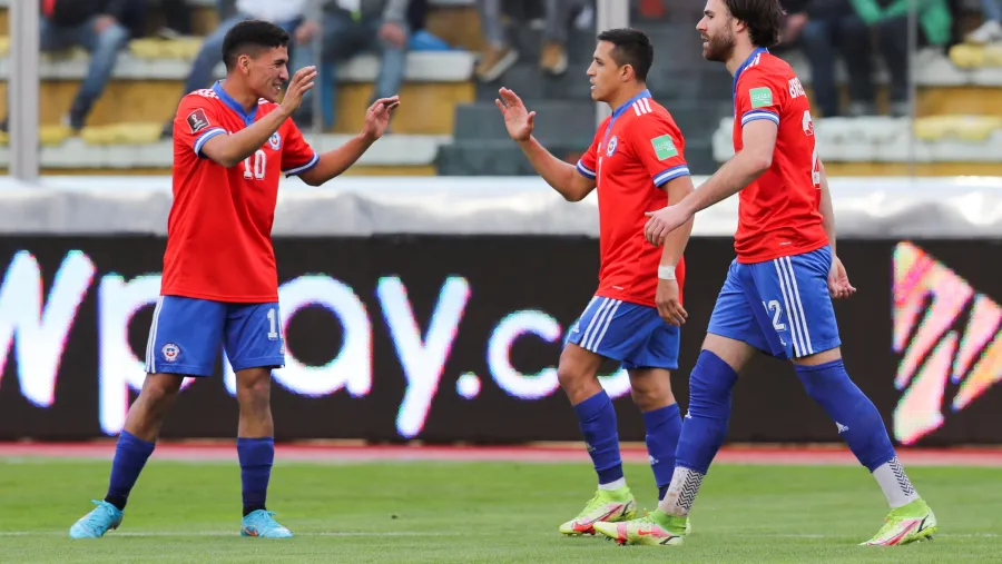 Chile venció a Bolivia en la altura de La Paz y alimentó su ilusión de jugar el Mundial