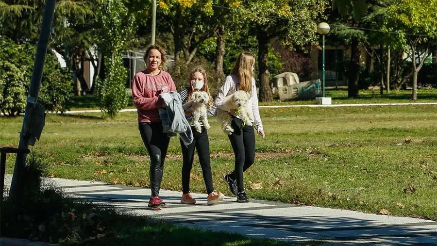 Los paseos y las reuniones sociales, con los debidos cuidados, ya volvieron a la cotidianidad en muchas provincias. De a poco, la cuarentena comienza a despedirse en al menos 18 provincias. Los paseos y las reuniones sociales, con los debidos cuidados, ya volvieron a la cotidianidad en muchas provincias. De a poco, la cuarentena comienza a despedirse en al menos 18 provincias.
