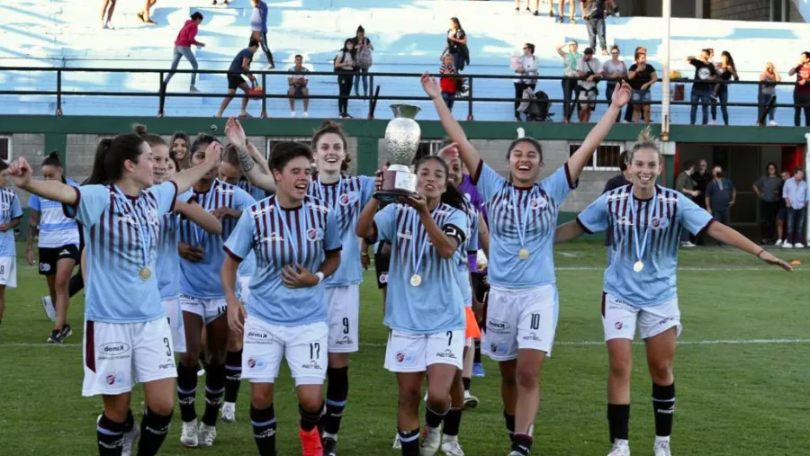 Fútbol: la entrerriana Mariana Gaitán dio la vuelta olímpica con UAI Urquiza