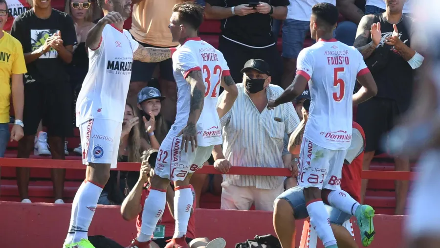 Argentinos Juniors también pudo con Newell’s: lo goleó y tiene puntaje ideal 