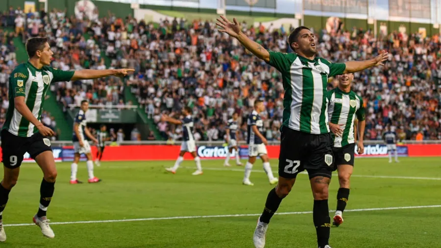 Banfield goleó a Gimnasia La Plata y también celebró su primer triunfo Banfield goleó a Gimnasia La Plata y también celebró su primer triunfo