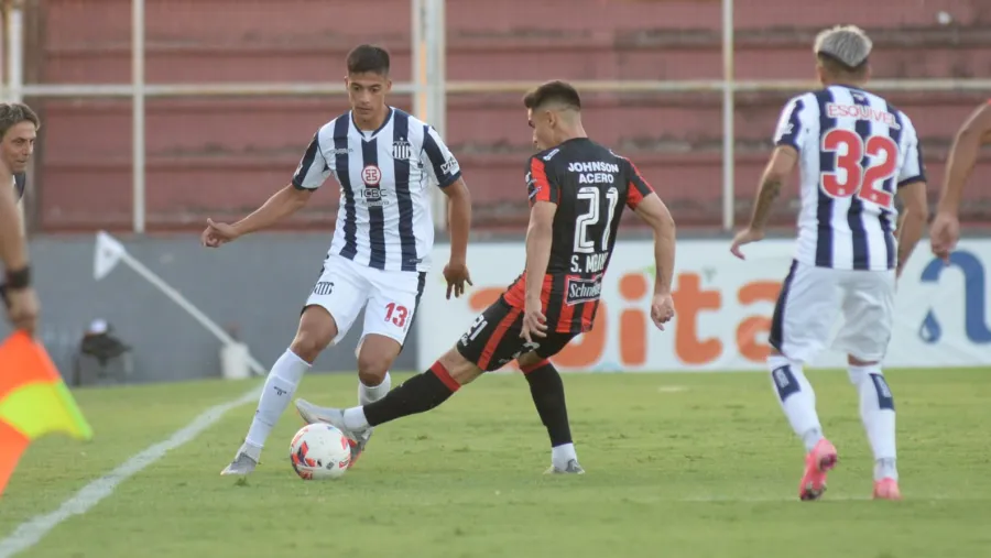 Patronato no aprovechó la superioridad numérica y empató sin goles con Talleres de Córdoba Patronato no aprovechó la superioridad numérica y empató sin goles con Talleres de Córdoba