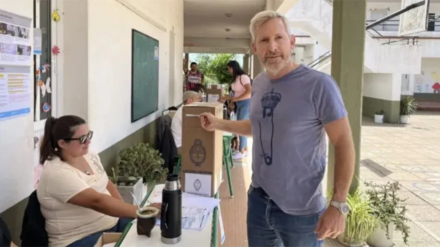 El gobernador electo Rogelio Frigerio emitió su voto en la Escuela N° 1 “Gregoria Matorras de San Martín” de Villa Paranacito.