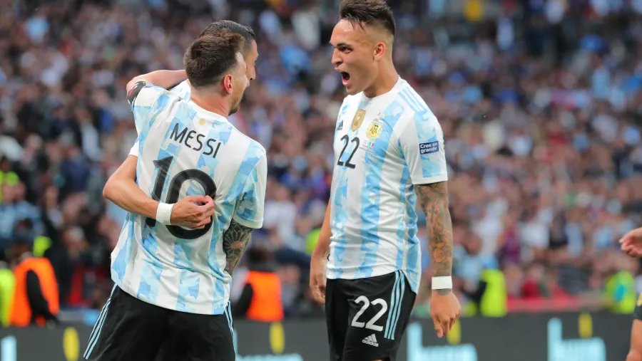 Fútbol: Argentina venció a Italia por demolición y levantó la copa en la Finalíssima
