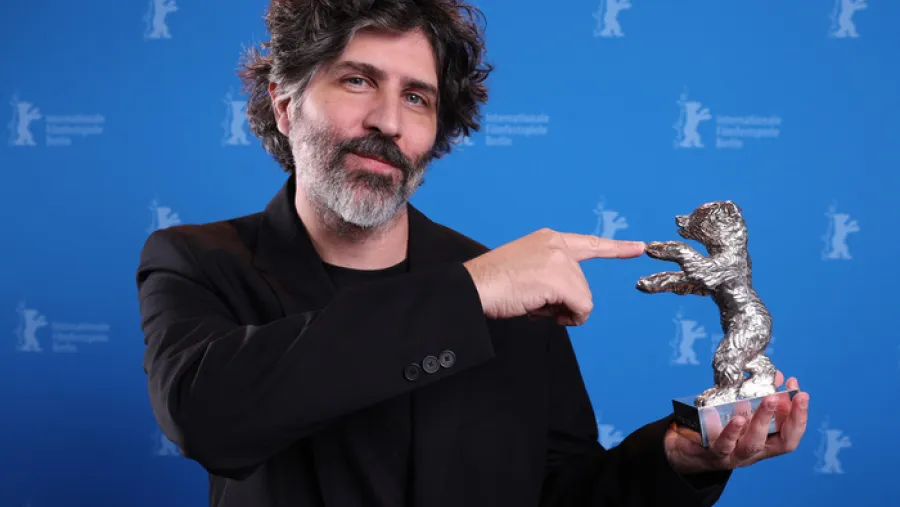 El director argentino Iván Fund con el Oso de Plata de la Berlinale.