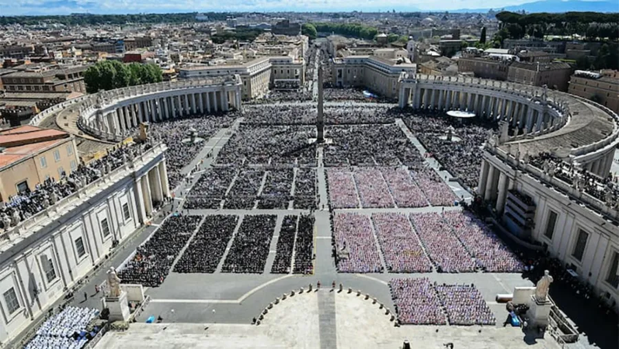 La imagen captada desde la Basílica de San Pedro muestra una vista general del ataúd del difunto Papa Francisco durante la ceremonia fúnebre en la Plaza de San Pedro.