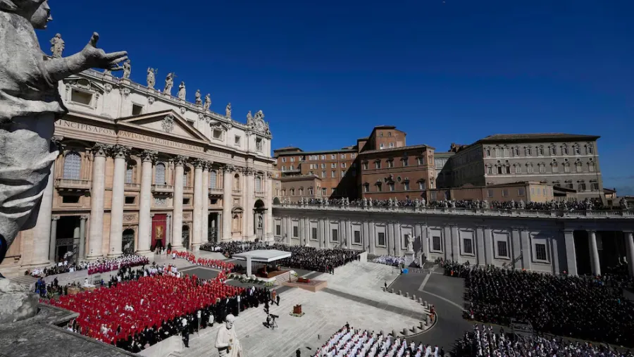El funeral del papa Francisco en la Plaza de San Pedro: multitudinaria misa con la presencia de numerosos líderes mundiales.