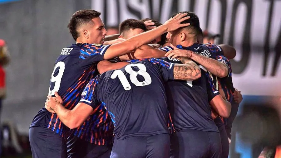 Fútbol: con una goleada, Talleres de Córdoba agudizó la crisis de Racing en Avellaneda