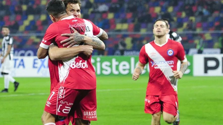 Con aporte entrerriano, Argentinos Juniors festejó a domicilio en Santiago del Estero Con aporte entrerriano, Argentinos Juniors festejó a domicilio en Santiago del Estero