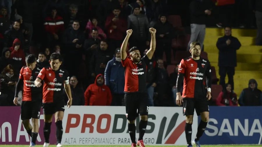 Colón de Santa Fe se lo dio vuelta a Vélez en un partido con emociones varias