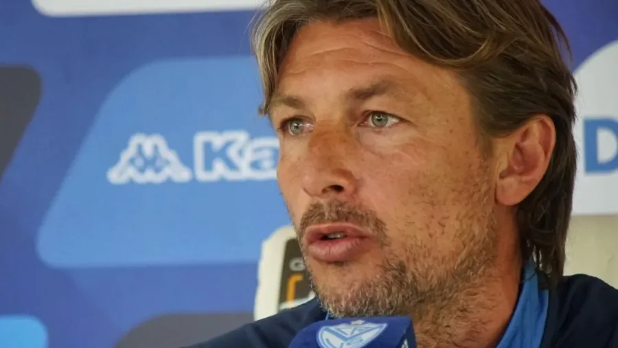 El entrerriano Gabriel Heinze premió a un cronista tras la práctica de Vélez El entrerriano Gabriel Heinze premió a un cronista tras la práctica de Vélez
