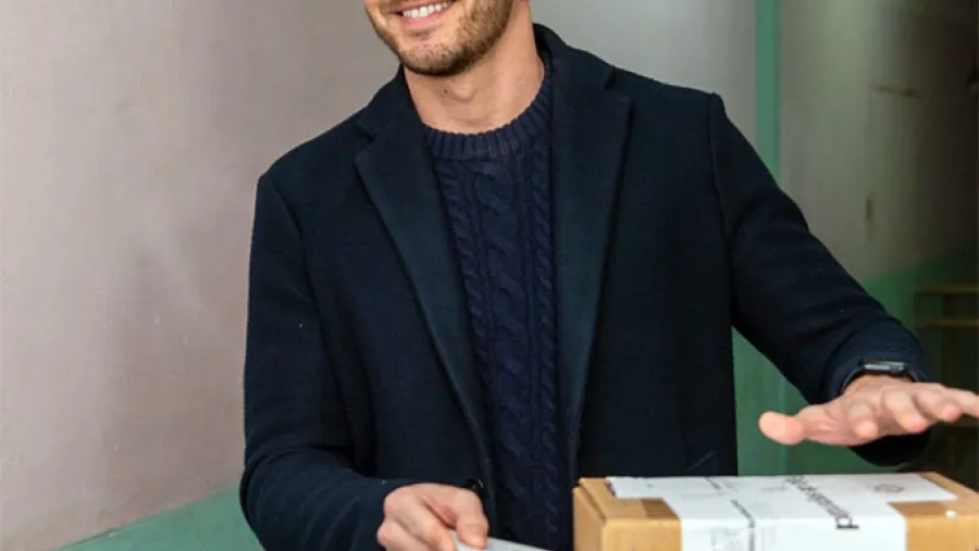 Gainza votó a las 9:30 en la Escuela “Pedro Giachino”, ubicada en el Barrio El Sol de la capital provincial.