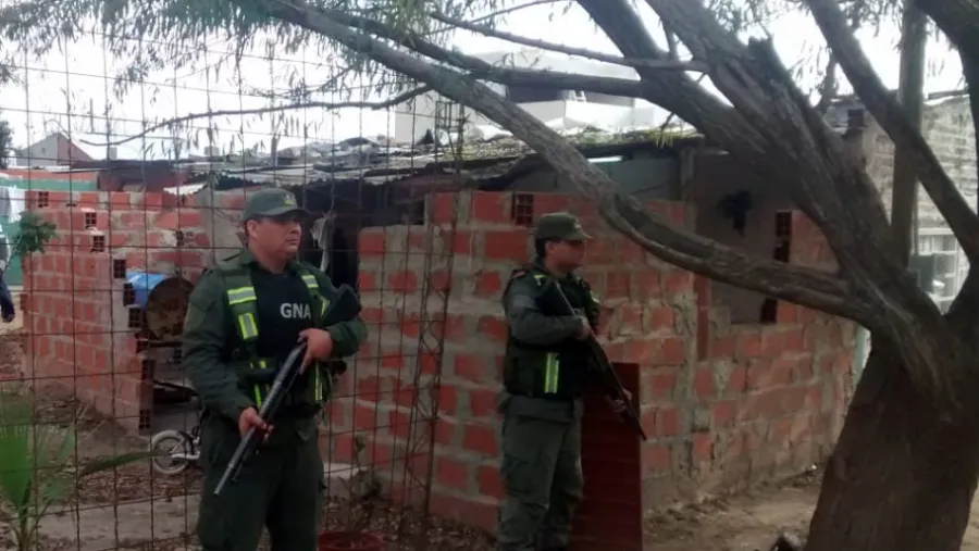 Personal de gendarmería realizó el allanamiento en Paraná. Un hombre y una mujer quedaron detenidos. Personal de gendarmería realizó el allanamiento en Paraná. Un hombre y una mujer quedaron detenidos.
