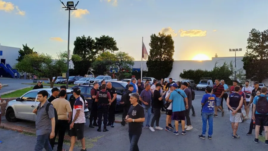Socios de San Lorenzo impidieron la asamblea y pidieron “que se vayan todos”