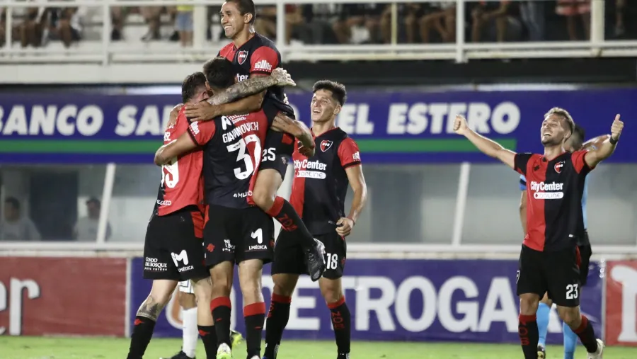 Fútbol: Newell’s debutó con una victoria sobre la hora en Santiago del Estero