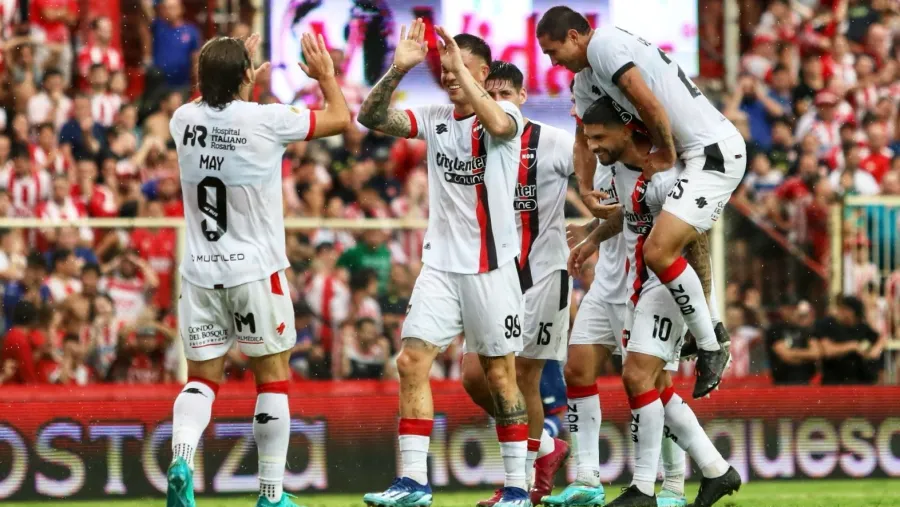 Con tres goles de Juan Ramírez, Newell’s no perdonó los errores de Unión para seguir líder