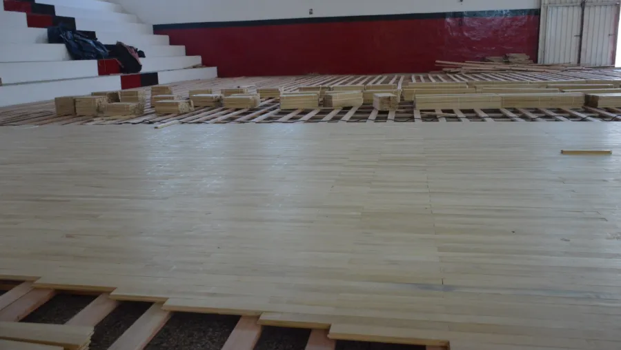 Avanza la colocación del piso deportivo del gimnasio cerrado de Patronato