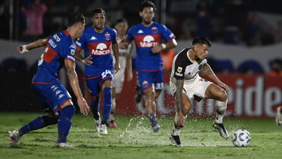 Fútbol: Lanús festejó ante Tigre bajo la lluvia y escaló al segundo lugar de la Zona B