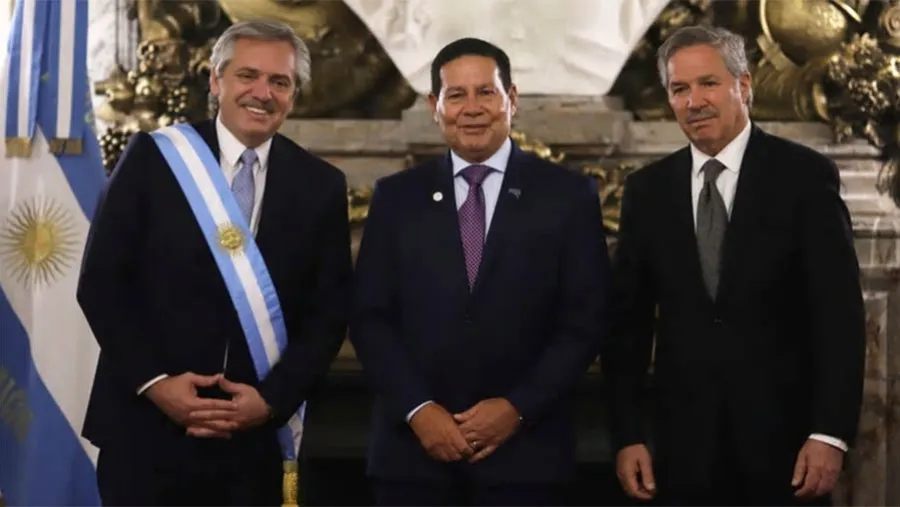 Alberto Fernández, Hamilton Mourao, vicepresidente de Brasil y el canciller Felipe Solá en la ceremonia de asunción en la Casa Rosada. Alberto Fernández, Hamilton Mourao, vicepresidente de Brasil y el canciller Felipe Solá en la ceremonia de asunción en la Casa Rosada.