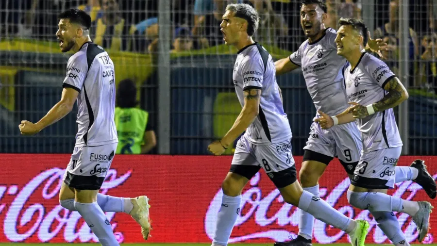 Fútbol: Barracas Central ganó en Rosario y trepó a lo más alto de la Zona A