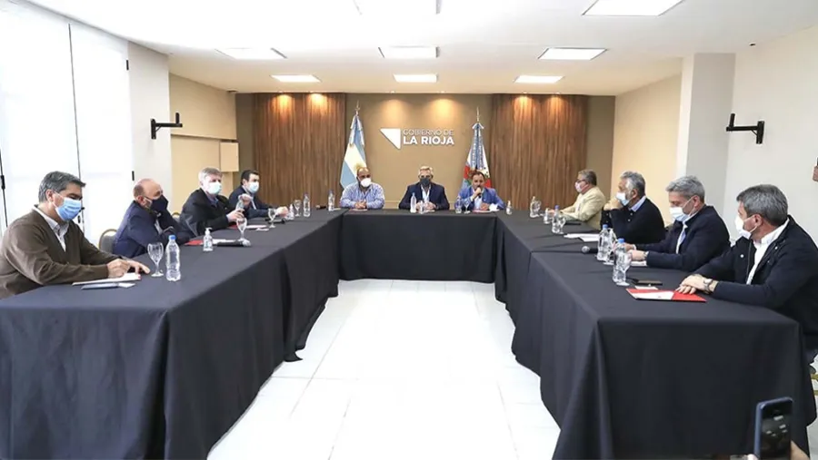 La reunión se realiza en una de las residencias de la gobernación de La Rioja, ubicada a unos 20 minutos de la capital provincial. Gustavo Bordet participa de manera virtual. La reunión se realiza en una de las residencias de la gobernación de La Rioja, ubicada a unos 20 minutos de la capital provincial. Gustavo Bordet participa de manera virtual.