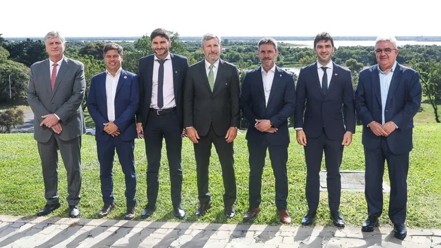 En mayo se reunieron en Paraná seis gobernadores: Rogelio Frigerio, de Entre Ríos; Maximiliano Pullaro (Santa Fe); Raúl Jalil (Catamarca); Axel Kicillof (Buenos Aires); Ignacio Torres (Chubut) y Sergio Raúl Ziliotto (La Pampa). Ahora volverán a hacerlo durante esta semana en el Consejo Federal de Inversiones (CFI).