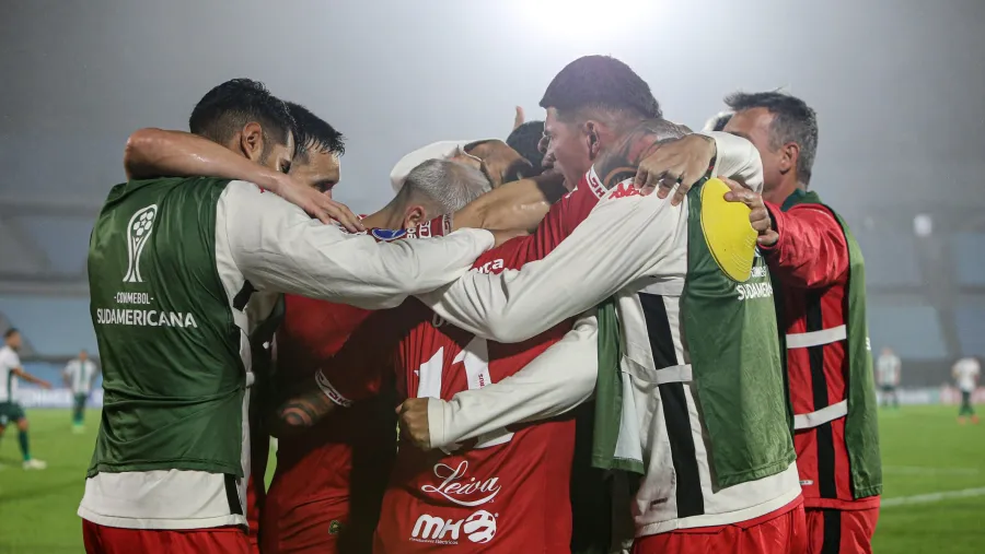 Huracán reaccionó para ganar en Montevideo ante Racing y sigue líder del Grupo C